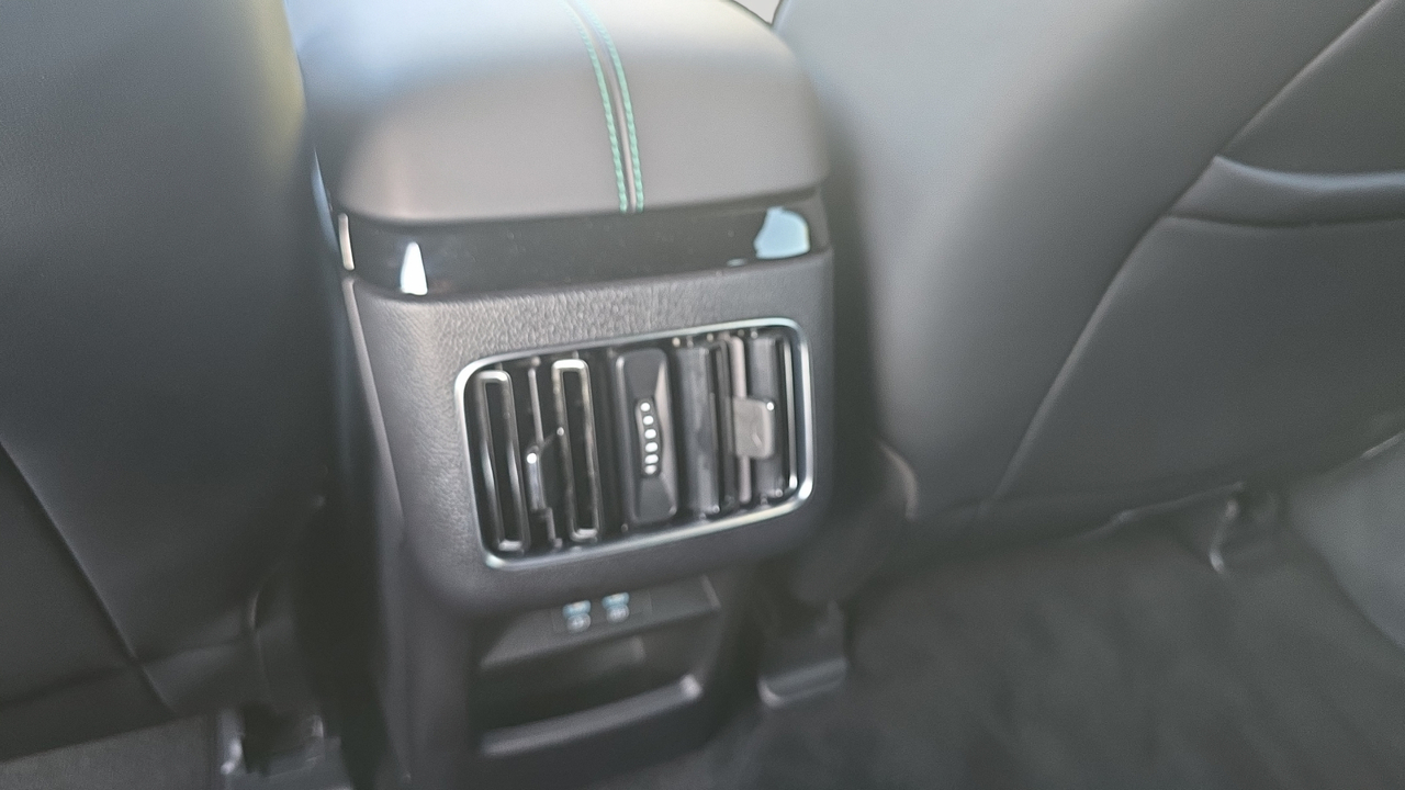 BYD Seal U 1.5l DM-i 218 ch PHEV — photo 30