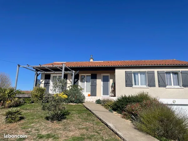 Maison 180 m2 avec 4 chambres garage et piscine près du centre ville