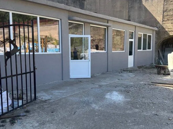 Locale commercial avec terrain