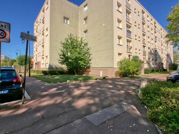 Appartement dans un petit bâtiment près des transports et des commerces