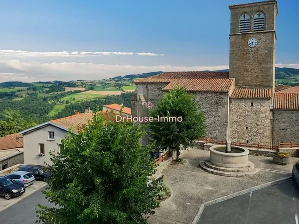 À 25 min de Montbrison Maison de village 212 m² avec extérieur
