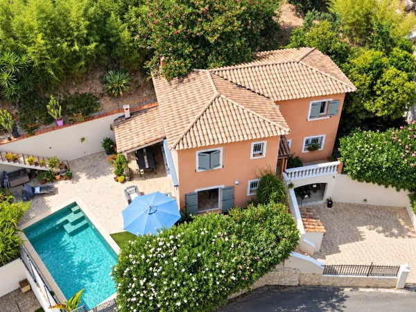 Vends maison rénovée avec piscine chauffée- 148m² - Grasse Saint-Jacques - A discuter selon l'offre