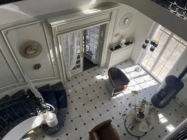 Maison 12 pièces 334 m²
