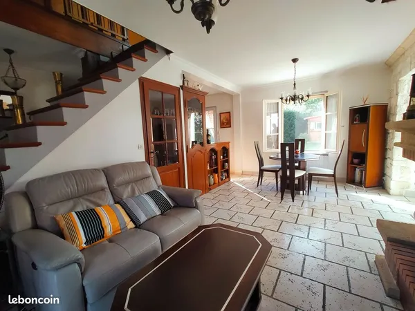 Maison individuelle de construction traditionnelle avec sous-sol total et possibilité 3 chambres