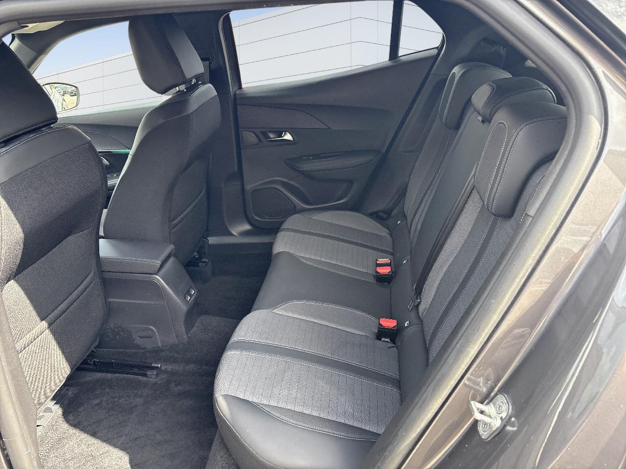 Peugeot 2008 puretech 130 s&s bvm6 allure — photo 10