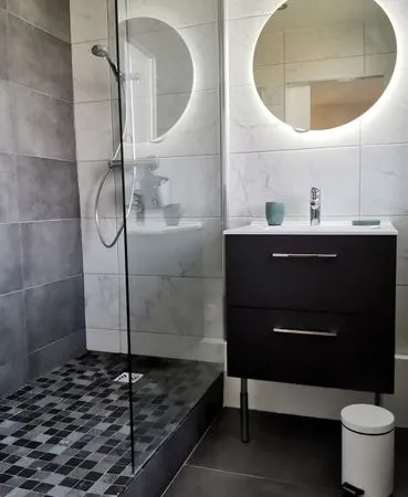 Chambre suite avec salle de douche privée, tout inclus dont ménage