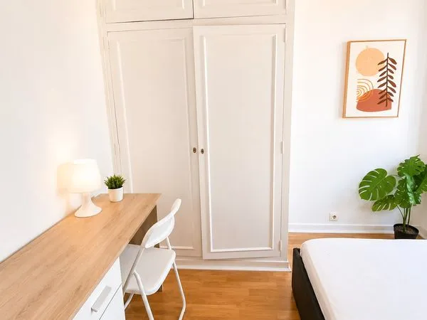 Chambre meublée 650 CC - Gare RER C 2 min - Tram T9 - Tous commerces au pied de l'immeuble 650