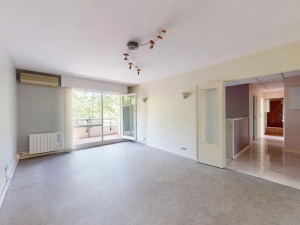 Appartement familial de 102 m² avec ascenseur, double garage et fort potentiel - Mulhouse centre