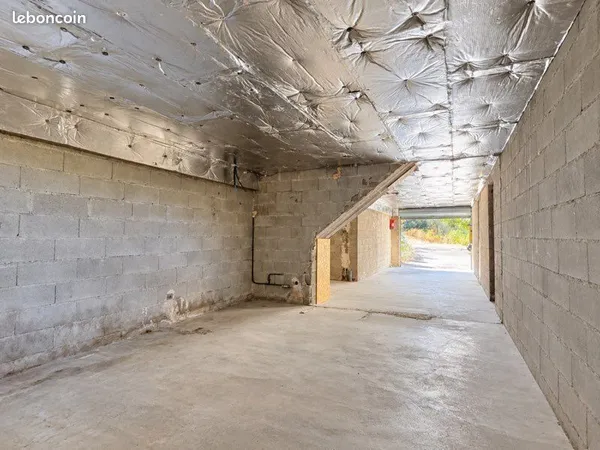 LOCAL / ESPACE DE STOCKAGE / GARAGE 50 m2