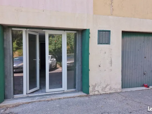 Part vends murs local commercial 55 m² aix Pigonnet-Montperrin