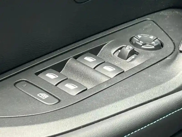 Peugeot 2008 e- 136ch allure — photo 13