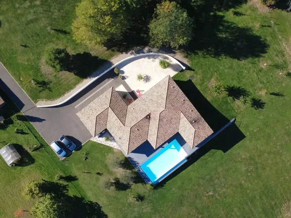 Maison contemporaine cocooning avec piscine Vue paronamiqu