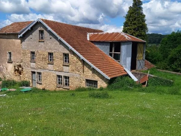 Ferme à rénover de 500 m2 à La Creuse (70240) Axe Vesoul/Lure sur 40 ares de terrain à 15 minutes de