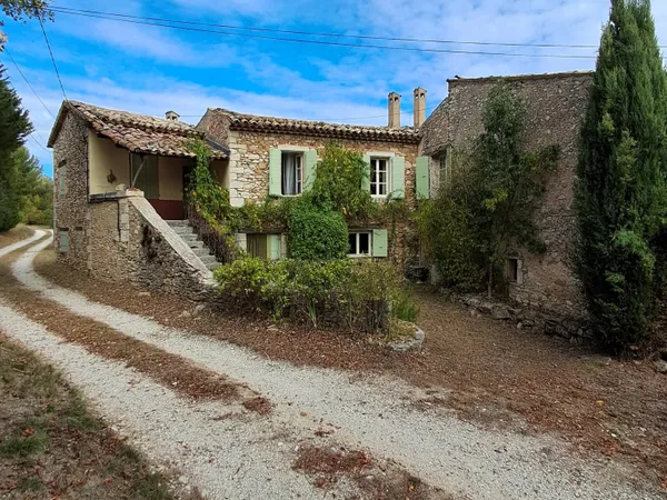Maison de caractère avec dépendance et terrasses