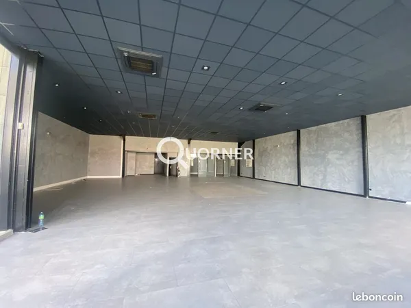 Local 797 m² Puget-sur-Argens