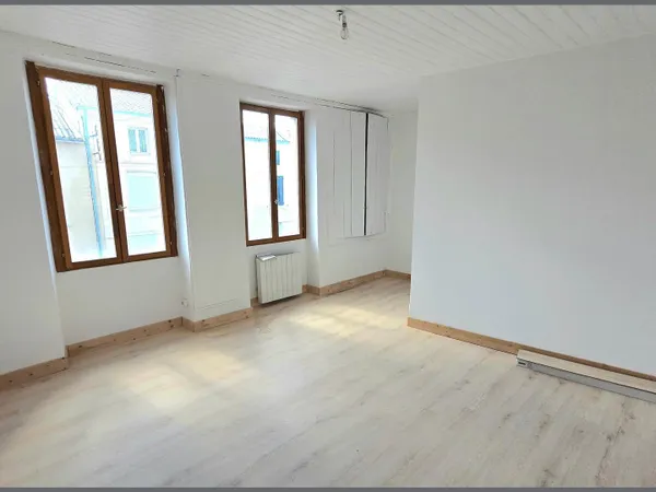 Immeuble sur deux niveaux comprenant studio et T2 Pour 76 m² habitables