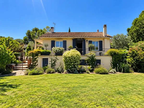 SAINT-RAPHAËL - VILLA INDIVIDUELLE SUR 910 M² DE TERRAIN PISCINABLE