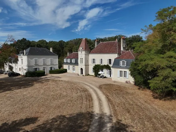 Château en Berry sur 36ha, 2h30 de Paris