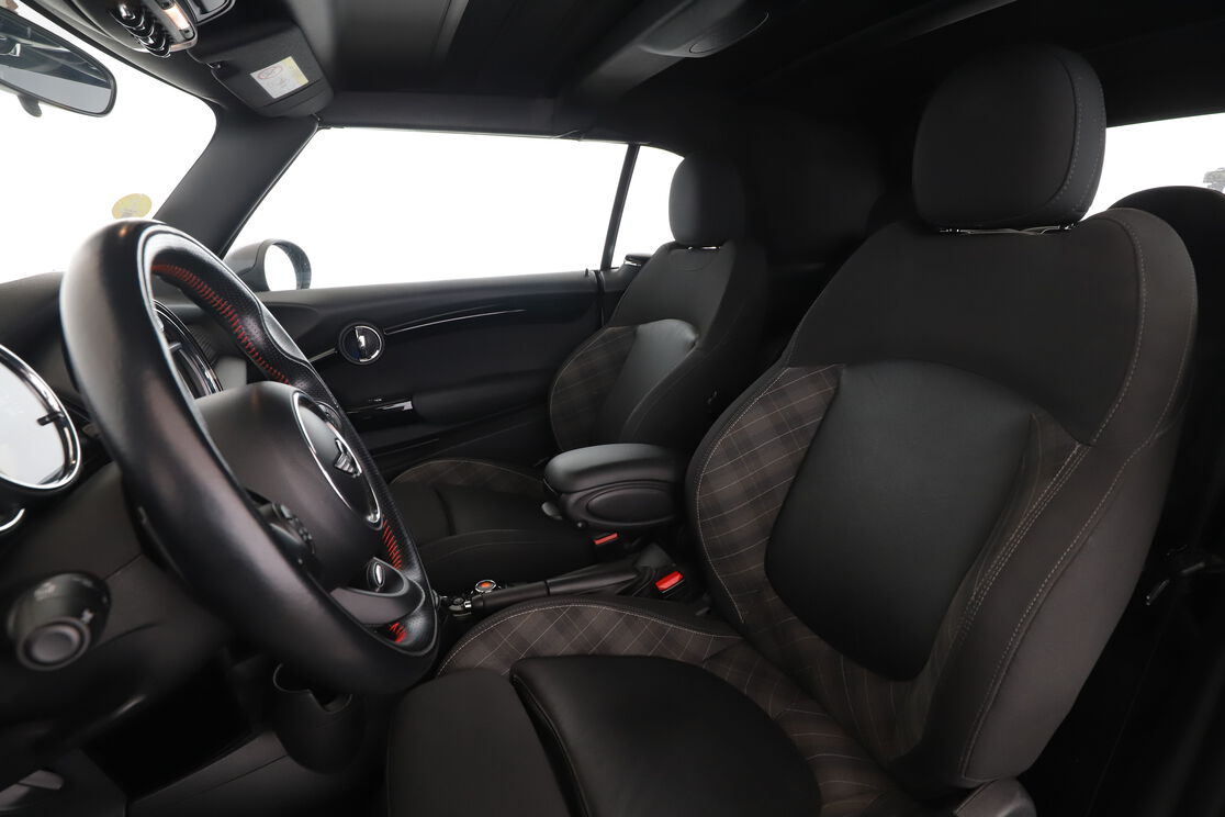 MINI Cabrio Cooper SD Finition Red Hot Chili BVA6 — photo 9