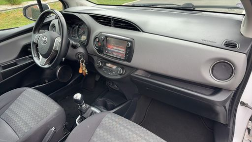 Toyota Yaris 1.3 VVT-i 100 - Dynamic Business – 2017 – 139738 km – Essence – Boîte Manuelle — photo 20
