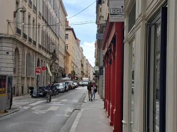 Local 25m2 + cave rue Auguste Comte