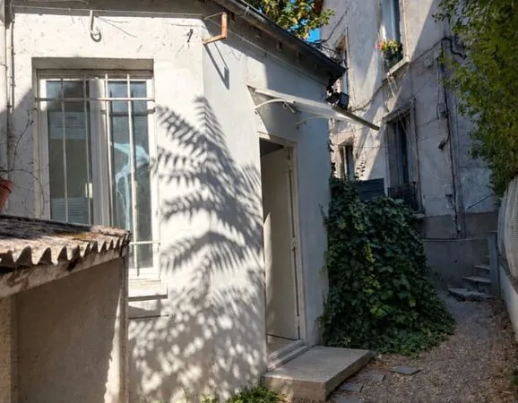 Vincennes, av. De la République. Maison 14 m² rénovée, mezzanine, jardin privatif 7 m², cave. Belle 