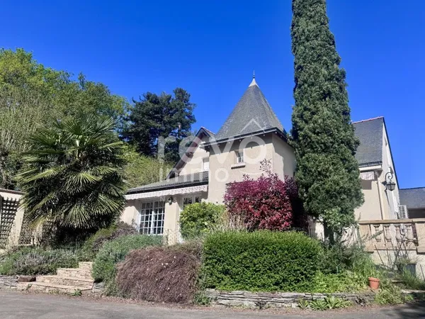 Bien rare en bord de Mayenne – Maison de charme avec dépendances