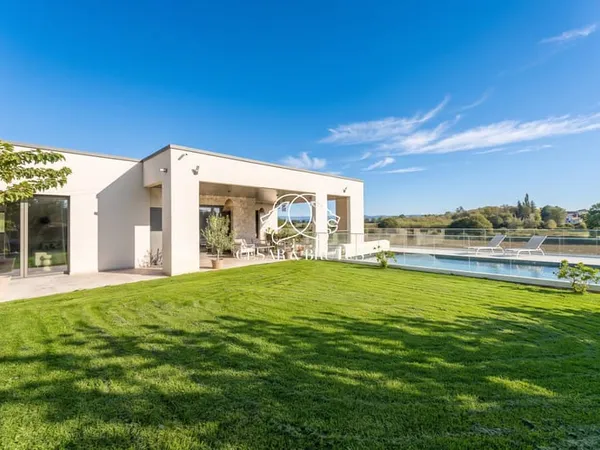 Villa d'exception à Chavanoz : le refuge parfait pour les grand