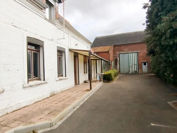 Ancien corps de ferme avec grange et dépendances
