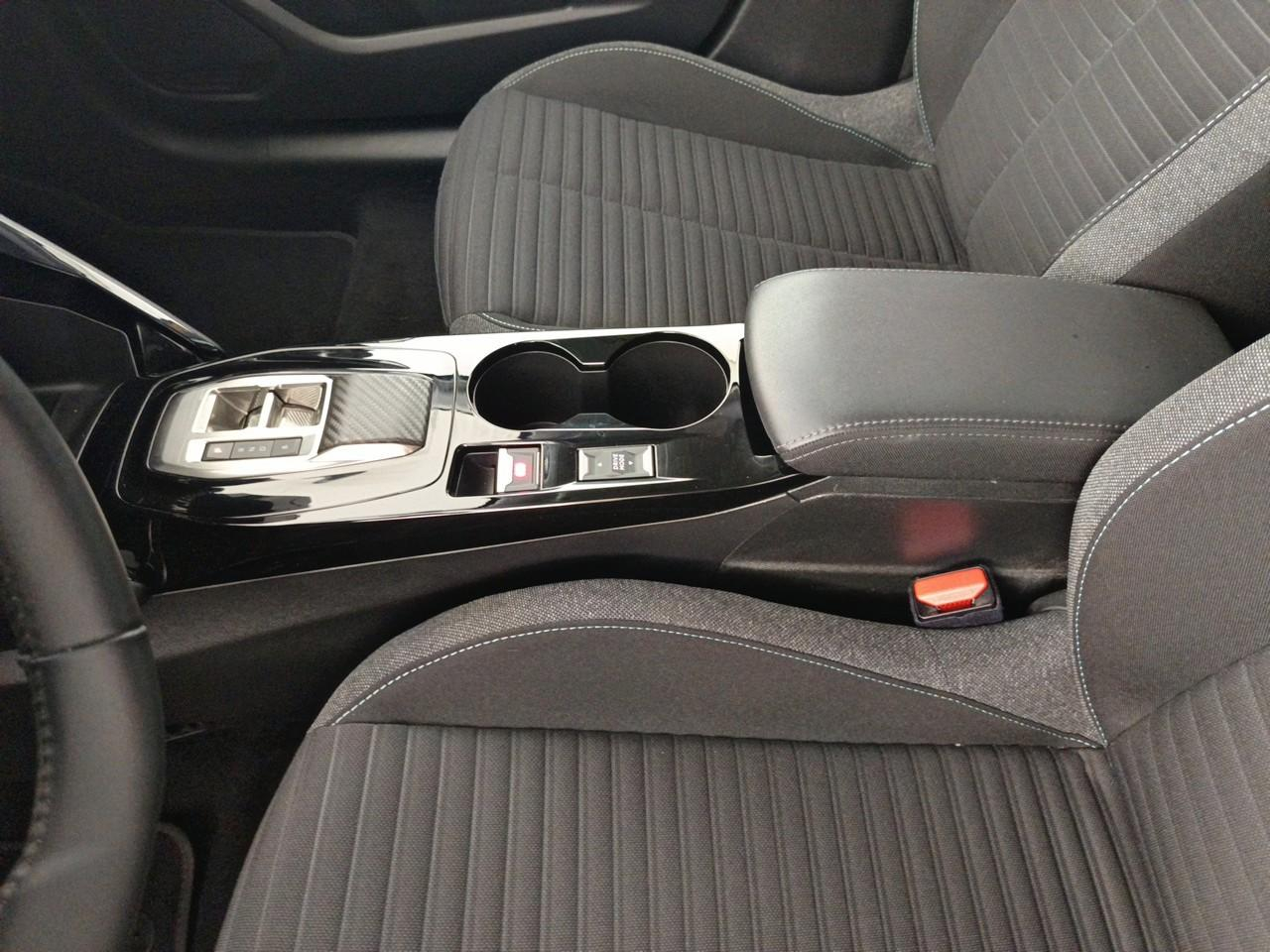 Peugeot 208 electrique 50 kwh 136ch style — photo 31