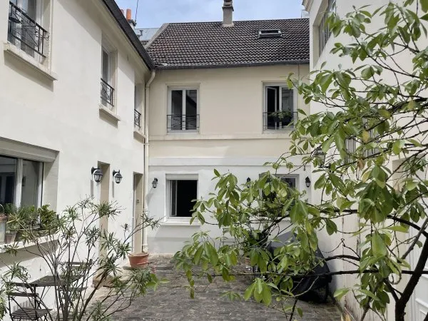 Maisonnette atypique au calme, au fond d'une cour - Paris 15e