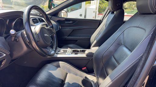 Jaguar XE 2.0 D - 180 CH AWD BVA8 - R-Sport – 2017 – 106953 km – Diesel – Boîte Automatique — photo 46