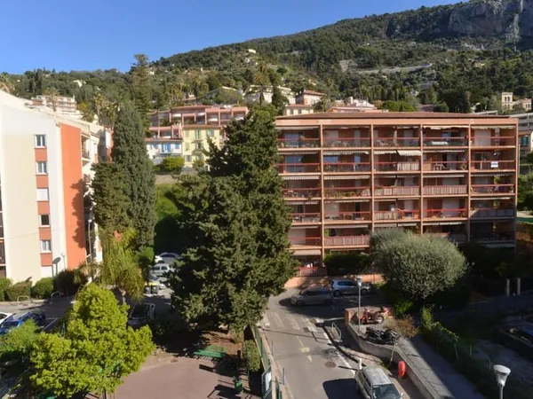 MENTON Garavan deux piéces avec balcon vue collines