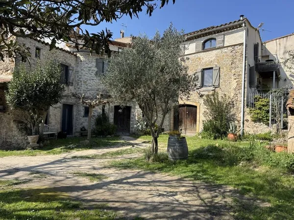Belle maison en pierre avec jardin et piscine