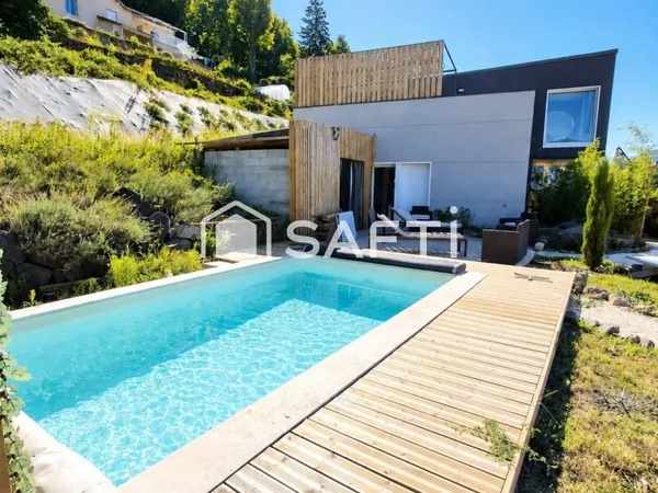 Plain-pied contemporain avec piscine et terrain privé