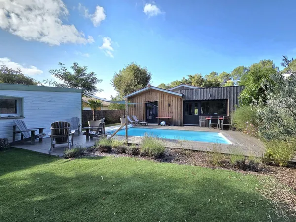 Maison 3 chambres dont une parentale, piscine 2 garages et commerces