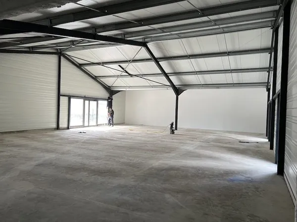Local commercial 5 pièces 697 m²