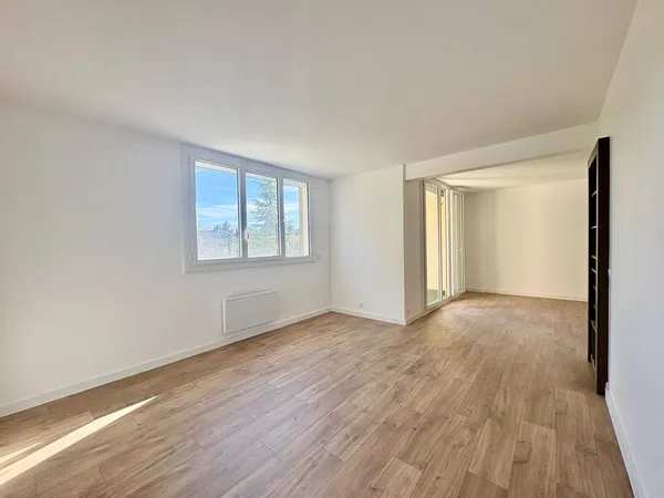 TOULON EST - APPARTEMENT 5 PIECES - 104m2 - Terrasse et Parkings privés.