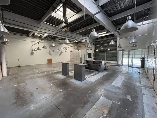 Local commercial 617 m²