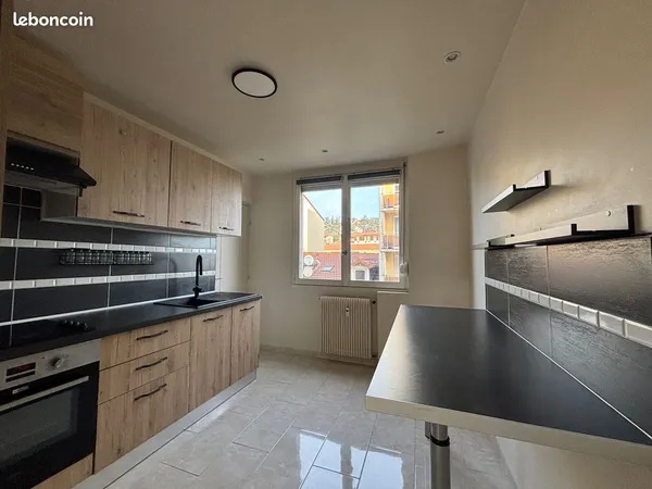 Appartement T4 rénové avec 3 chambres