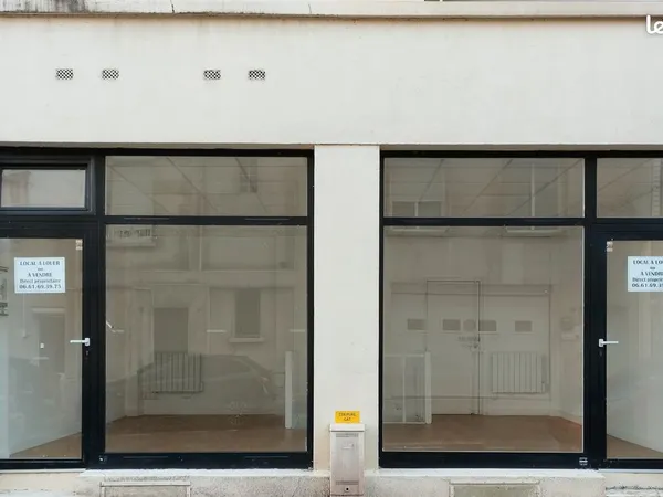 Local commercial / professionnel / bureaux 50 m² env. Avec 2 vitrines sur rue - Accès PMR - Proche M