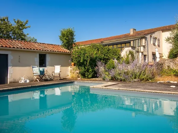 Propriété de caractère avec maison d'amis, piscine et dépend