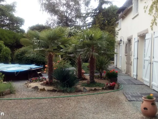 Maison de caractère, sur terrain arboré et paysagé