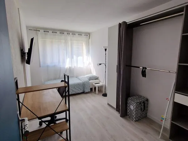 Pour étudiants une pièce dans 97m² FAC