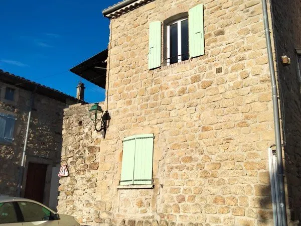 Maison de village pleine de potentielle
