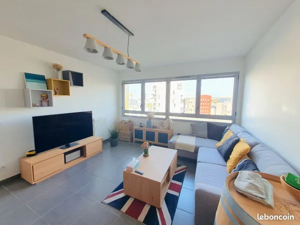 Bordeaux maritime - bassins à flot - exceptionnel 2 pièces lumineux en dernier étage avec parking