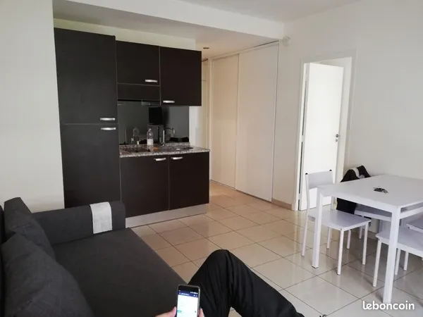 2 pièces meublé 32m² + grand balcon, très calme