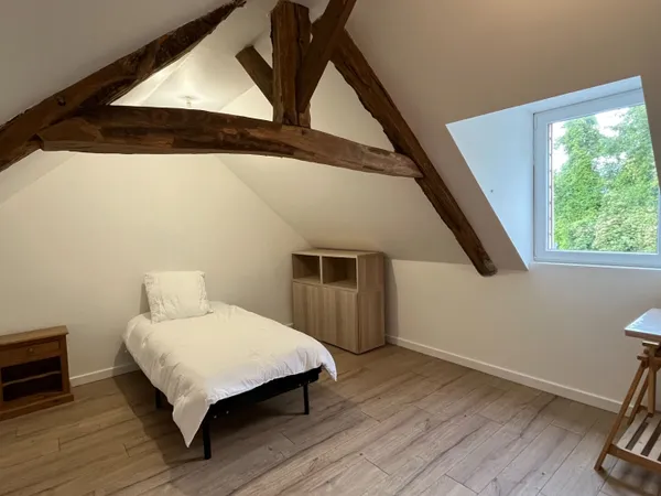 Chambre de service 1 pièce 94 m²