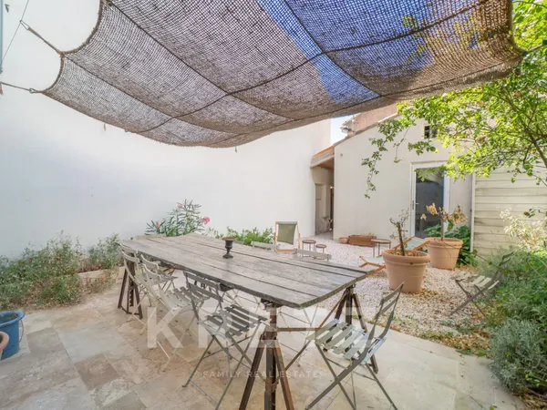 Maison de caractère rénovée, 4 suites, patio intimiste