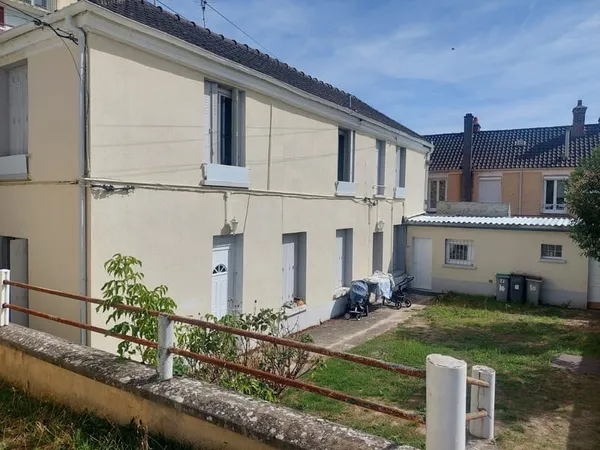 Pour investisseur : 2 immeubles proximité de la gare SNCF de FO